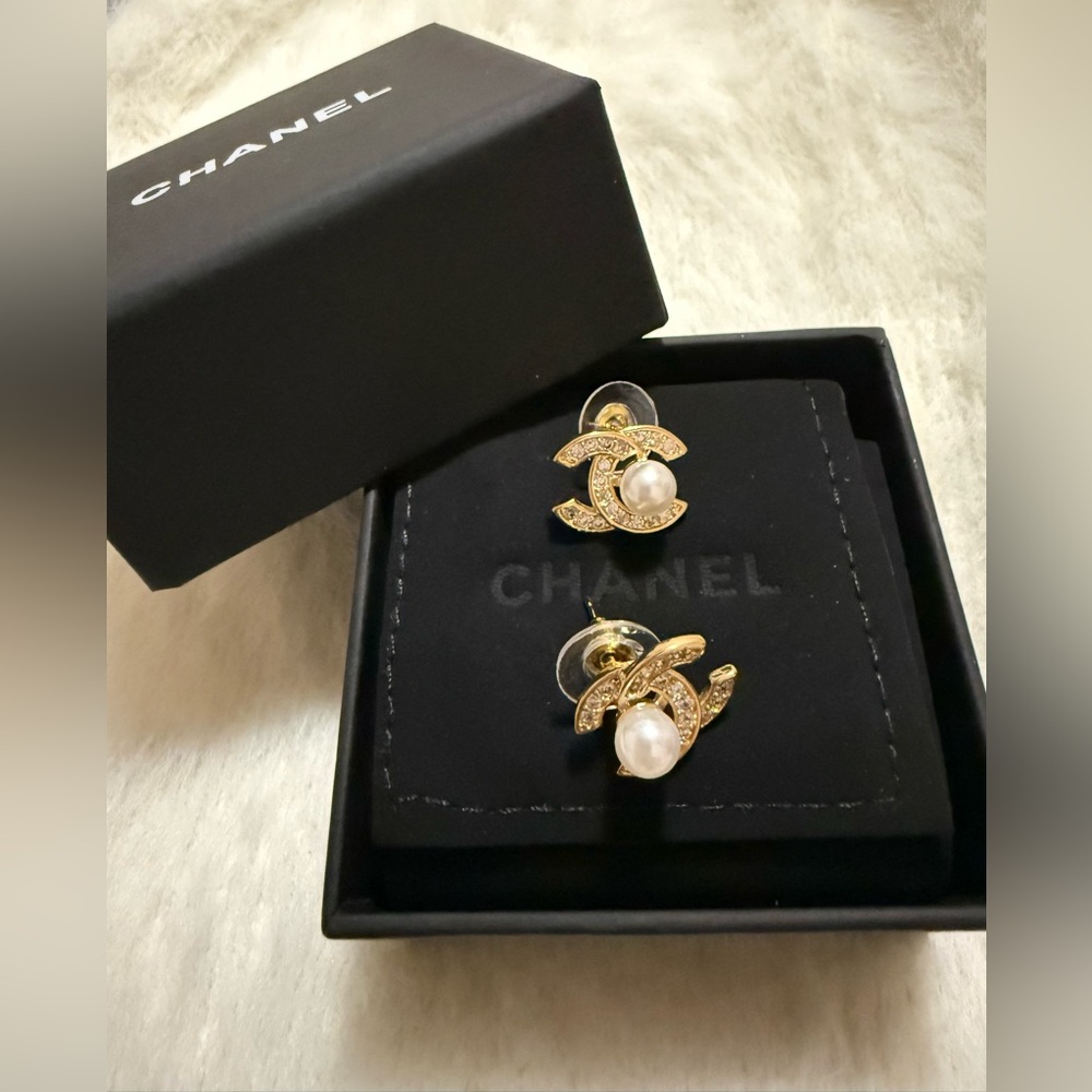 Elegant Style Pearl Fashion Jewelry Earrings in Gold-tone